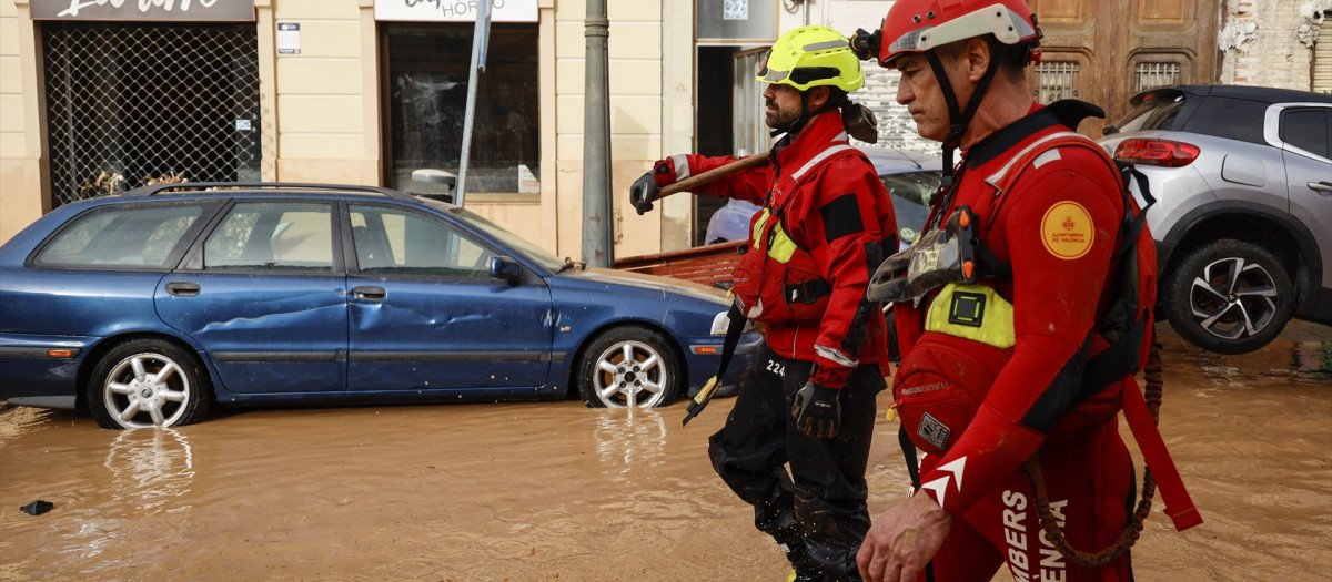 Bomberos tras el paso de la DANA por el barrio de La Torre de Valencia