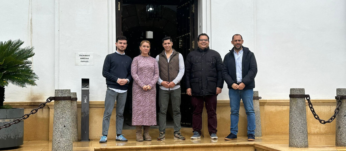 El portavoz de IU, Ismael García, junto a otros dirigentes de la formación