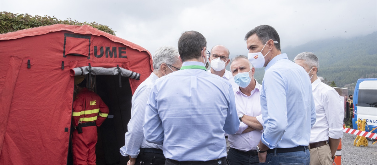 El presidente del Gobierno, Pedro Sánchez (1d) y el presidente de Canarias, Ángel Víctor Torres (2d), visitan el puesto de mando avanzado para valorar la situación de la erupción del volcán de Cumbre Vieja, a 23 de septiembre de 2021