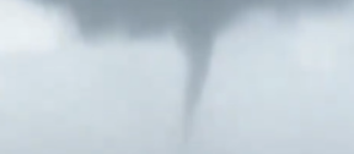 El torbellino de viento estaba unido a una gran nube