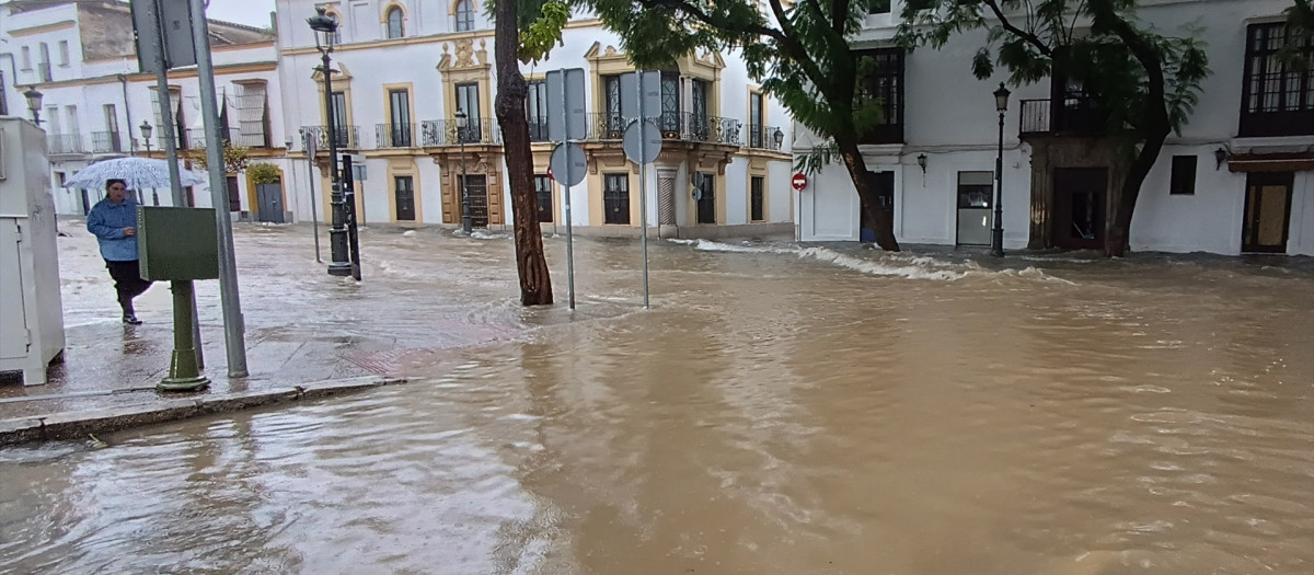 Calle Porvera en Jerez con agua acumulada por las lluvias de la Dana que atraviesa la provincia. A 30 de octubre de 2024, en Jerez, Cádiz (Andalucía, España). La Aemet amplía el aviso naranja para toda la provincia de Cádiz hasta la media noche. La intenidad de las lluvias ha ocasionado incidencias en algunas zonas de la provincia de Cádiz, como en la carretera provincial CA-3113 entre Puerto Real y la barriada rural de La Ina, en Jerez de la Frontera, donde el centro histórico de la ciudad también se está viendo afectado con balsas de agua en algunas de sus calles.

Europa Press / Europa Press
30/10/2024