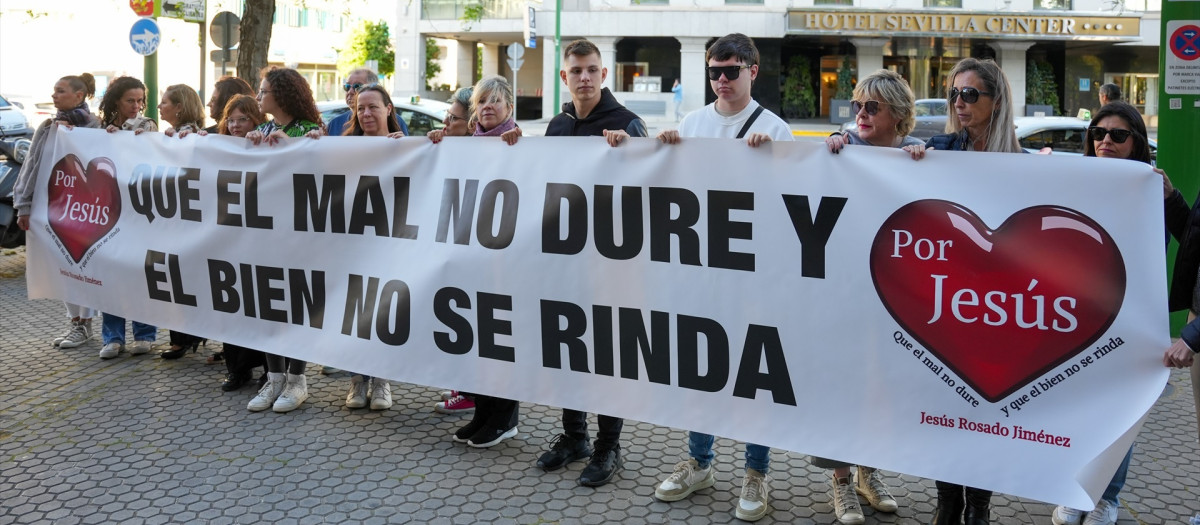 La madre de la víctima, Maria del Carmen Jiménez (2d), durante la concentración ante el Juzgado de Menores.