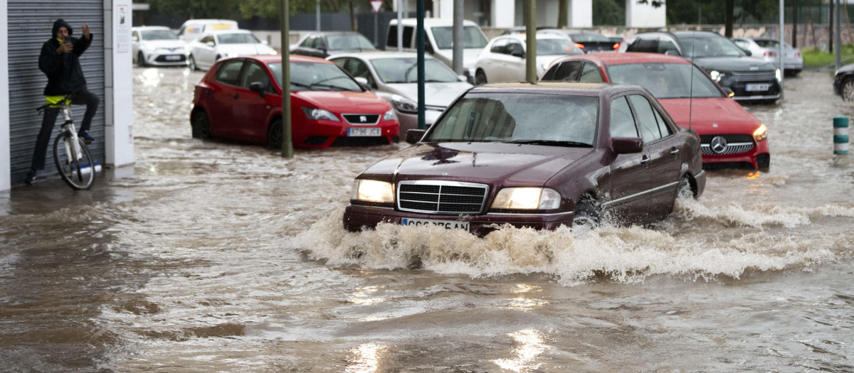 Aspecto de la Avenida Casalduch de Castellón de la Plana anegada por las aguas