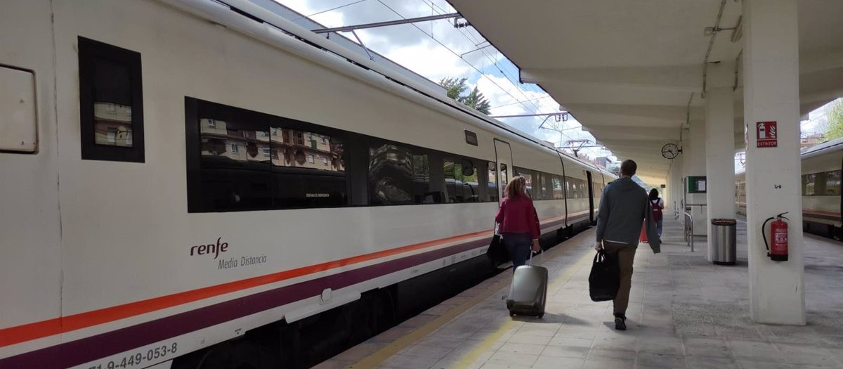 Viajeros en la estación de tren de Jaén