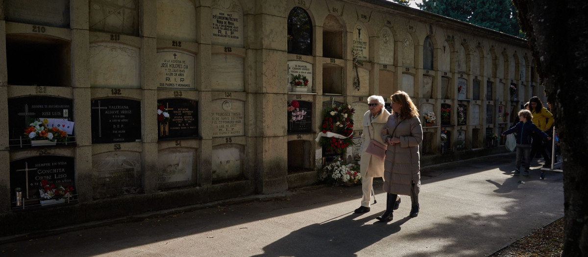 Personas visitan un cementerio de Pamplona