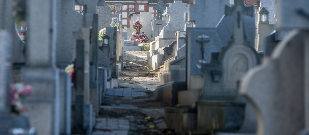 Tumbas del cementerio de la Almudena