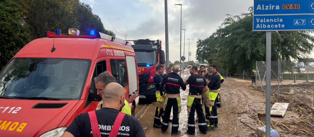 Equipo de Bomberos del Ayuntamiento de Alicante en las zonas más afectadas por la DANA