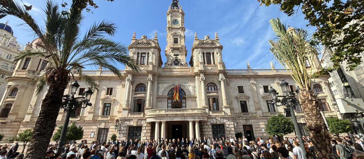 La Corporación municipal al completo y decenas de vecinos guardan un minuto de silencio por las víctimas de la DANA