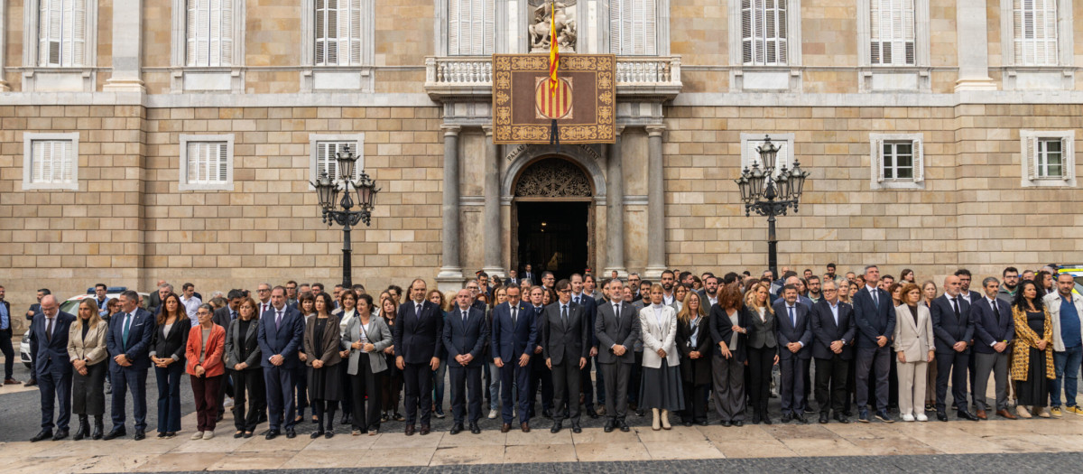 Minuto de silencio en la plaza Sant Jaume