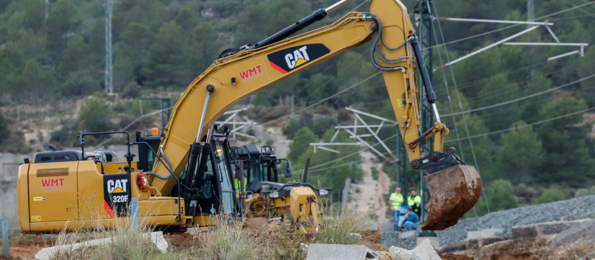 Operarios trabajan en las vías de AVE a su paso por Chiva tras el paso de la DANA