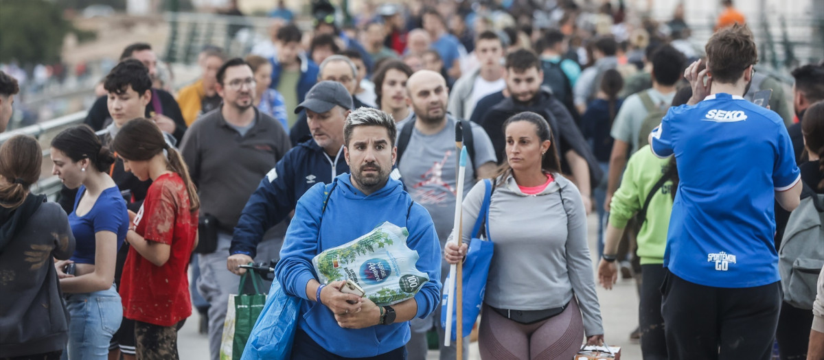 Decenas de personas en el puente que une Valencia con la pedanía de La Torre