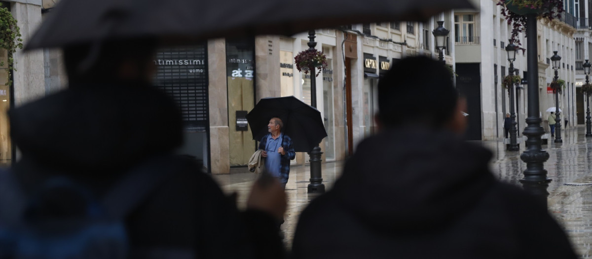 Personas con paraguas por las calles de Málaga