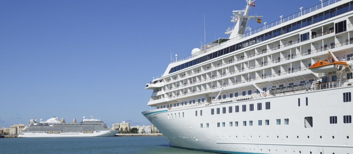 Dos cruceros anclados en el puerto de Cádiz en una imagen de archivo.

REMITIDA / HANDOUT por AUTORIDAD PORTUARIA DE LA BAHÍA DE CÁDIZ
Fotografía remitida a medios de comunicación exclusivamente para ilustrar la noticia a la que hace referencia la imagen, y citando la procedencia de la imagen en la firma
27/9/2024