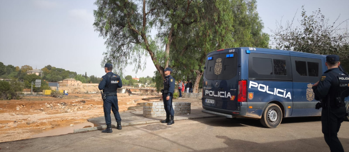 Agentes de la Policía Nacional vigilando las zonas devastadas por la DANA