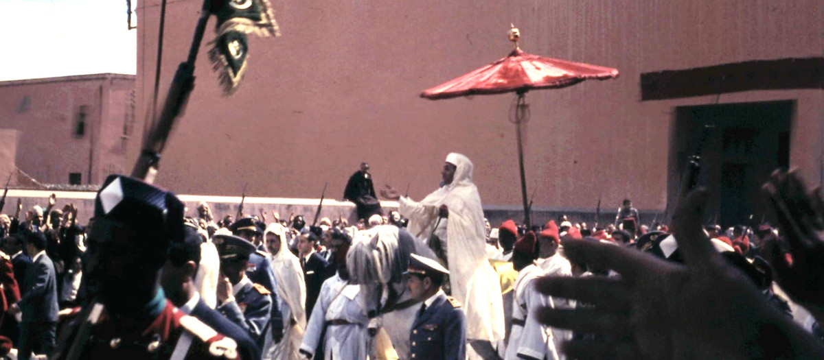 El rey Hasán II saludando al público de camino a la oración en Marrakech, en 1967