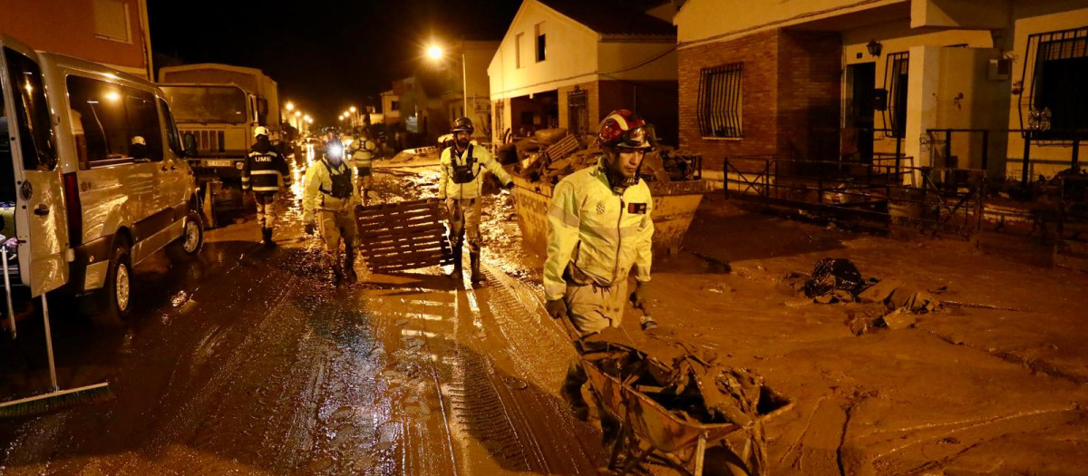 Militares de la UME en las labores de desescombro