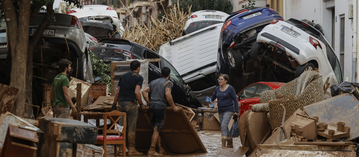 Vecinos de Paiporta trabajan en la limpieza de calles, locales y viviendas