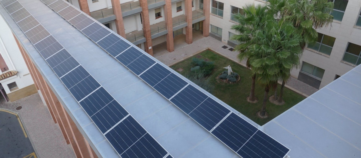 El Hospital San Juan de Dios de Córdoba ha instalado 474 paneles fotovoltaicos.

El Hospital San Juan de Dios de Córdoba ha instalado 474 paneles fotovoltaicos repartidos entre la cubierta del edificio y sobre marquesinas en una amplia zona del aparcamiento exterior destinado a los usuarios, para el cuidado del medio ambiente y mejora la confortabilidad del centro al dotar de sombra a buena parte del parking, al tiempo que tendrá un ahorro anual de consumo energético cercano al 10 por ciento respecto al consumo actual.

POLITICA 
HOSPITAL SAN JUAN DE DIOS DE CÓRDOBA