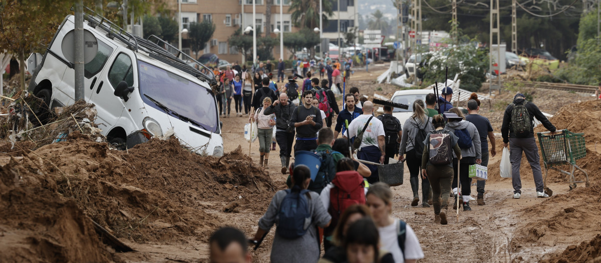 Vecinos de Paiporta en una zona afectada por las inundaciones