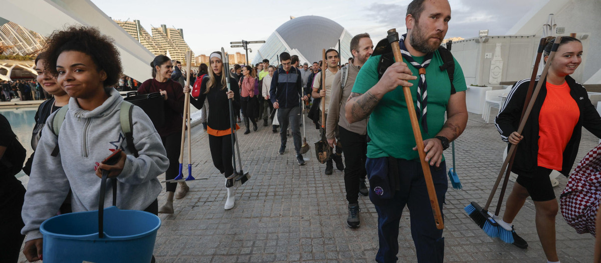 Cola de voluntarios, en Valencia, para ayudar en las tareas de reconstrucción por la DANA