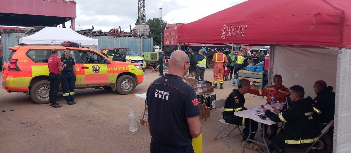 El jefe de la expedición de Bomberos en el centro de mando del Consorcio de Bomberos de Valencia en Faitanar

REMITIDA / HANDOUT por BOMBERS DE LA GENERALITAT
Fotografía remitida a medios de comunicación exclusivamente para ilustrar la noticia a la que hace referencia la imagen, y citando la procedencia de la imagen en la firma
01/11/2024