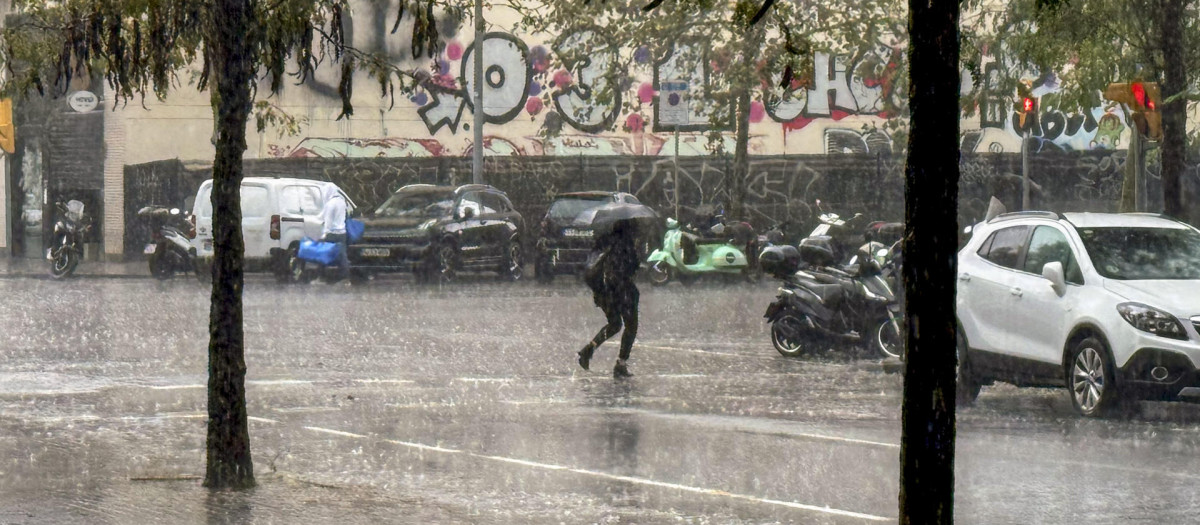 Una persona camina bajo la lluvia en Barcelona este miércoles