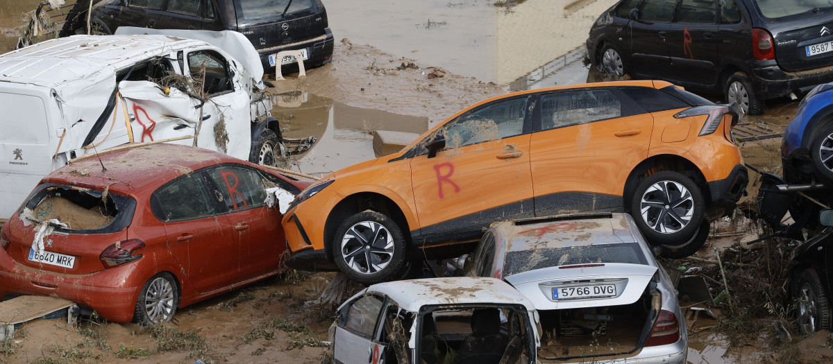 Coches apilados en Alfafar (Valencia)