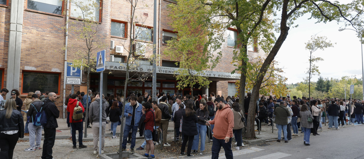 MADRID, 02/11/2024.- Varias pesonas a las puertas de la facultad de Ciencias Económicas de la Universidad Complutense de Madrid, donde este sábado se celebra la prueba de las oposiciones de RTVE para informador, después de que tuviera que ser cancelado en una primera convocatoria el pasado 29 de septiembre tras una filtración de las preguntas. EFE/ Zipi Aragon