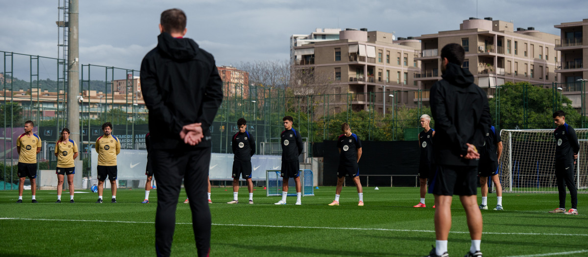 La plantilla del Barcelona guarda un minuto de silencio por los afectados por la DANA