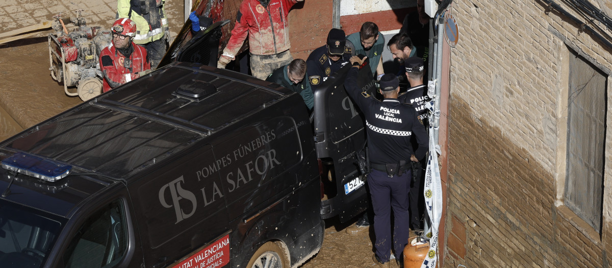 Guardias civiles y policías locales retiran un cadáver de un garaje en el barrio valenciano de La Torre, este jueves