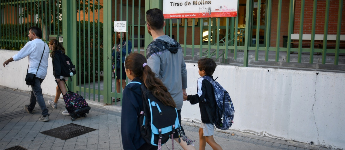 Un padre con sus hijos EN el colegio