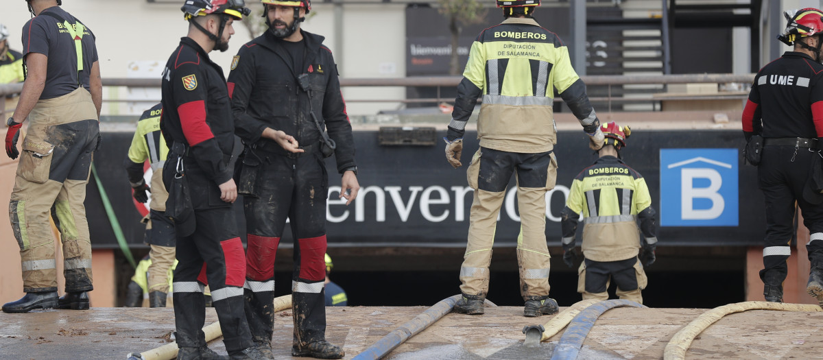 Efectivos de la UME y del cuerpo de Bomberos extraen agua del parking subterráneo del Centro Comercial Bonaire para poder acceder a los coches aparcados