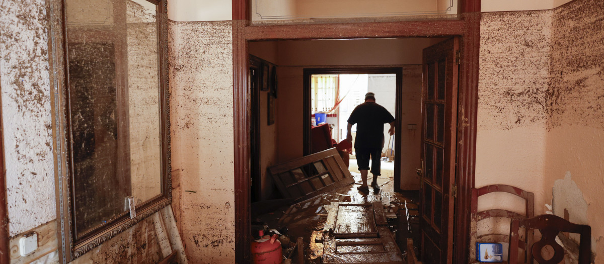 Vista de los daños causados en el interior de una casa por las inundaciones en la localidad de Paiporta