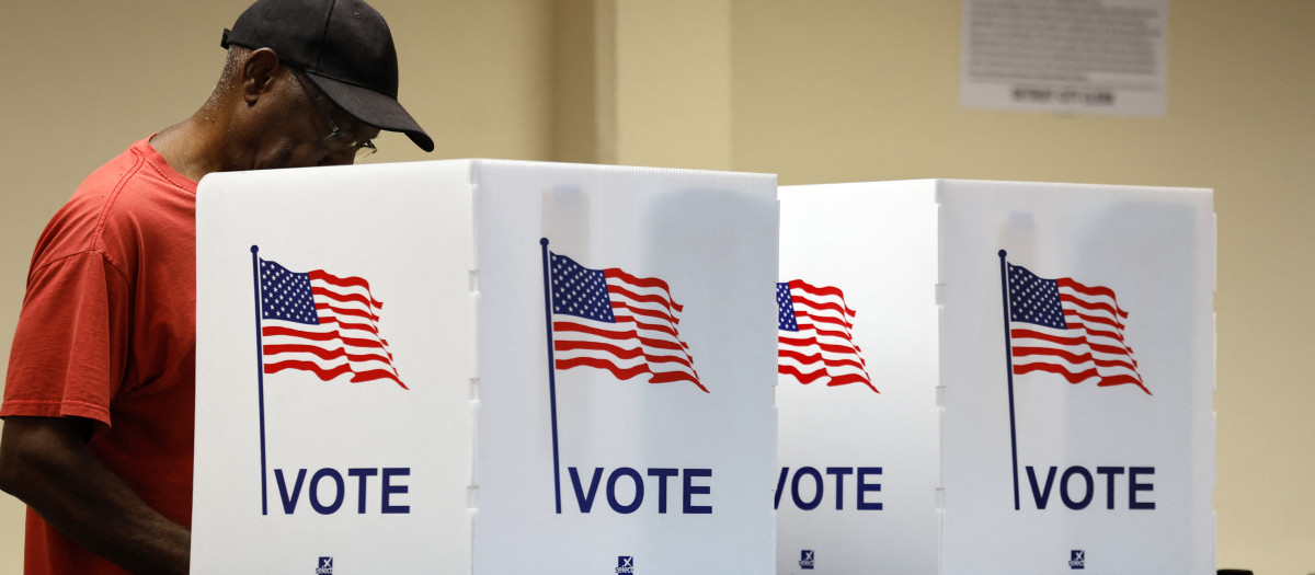 La gente emite su voto anticipado en persona para las elecciones generales de 2024 en el Northwest Activities Center el 29 de octubre de 2024 en Detroit, Michigan