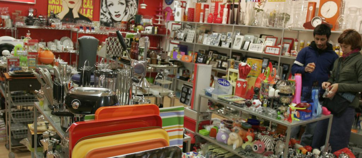 Una pareja comprando en una tienda de Santiago de Compostela