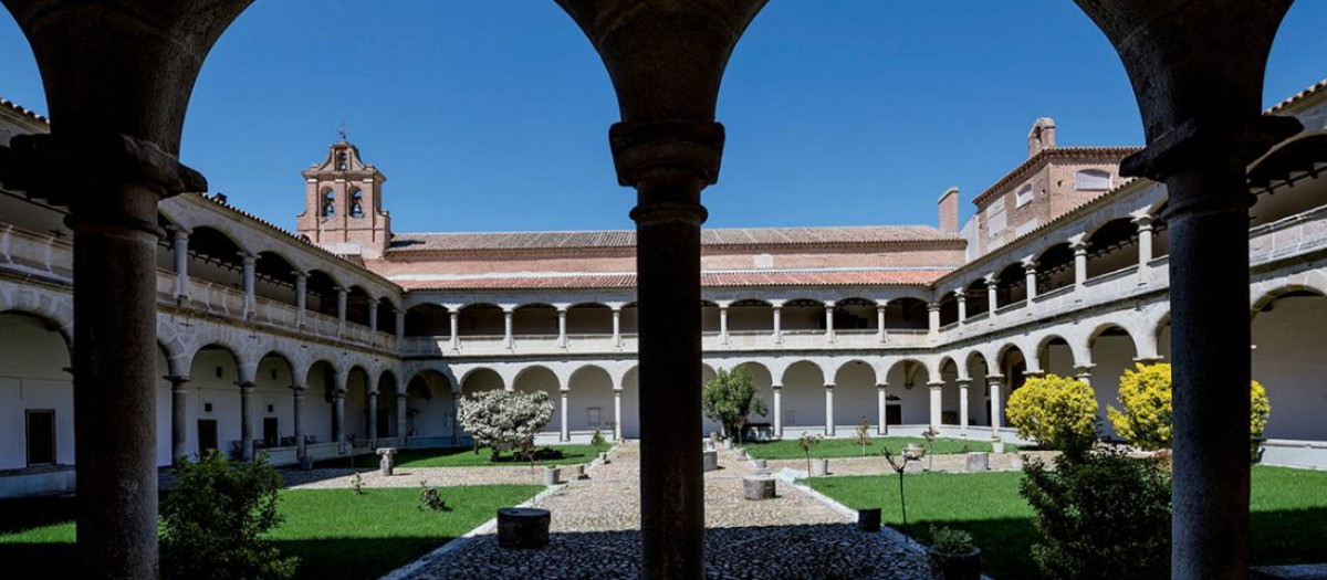 El claustro del monasterio de Nuestra Señora de Gracia de Madrigal de las Altas Torres