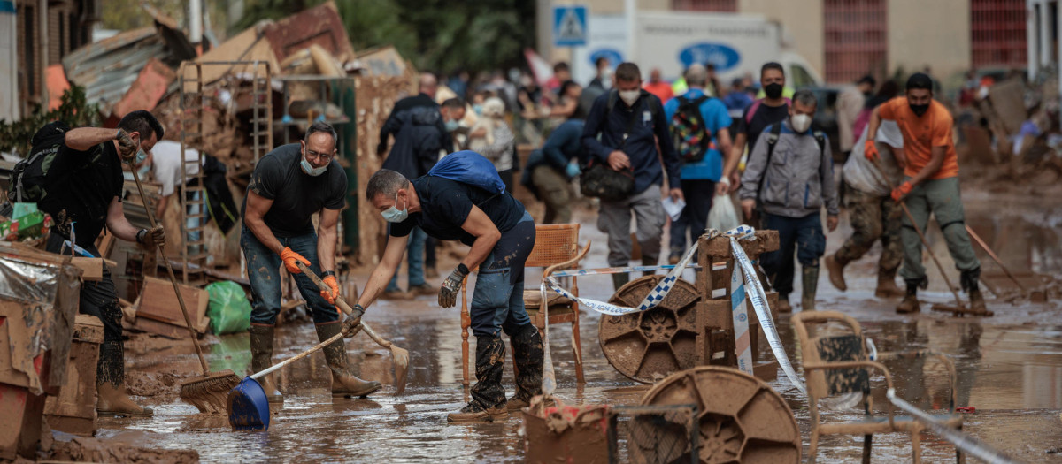 Continúan este domingo por quinto día consecutivo las labores de limpieza y desescombro en Paiporta, Valencia