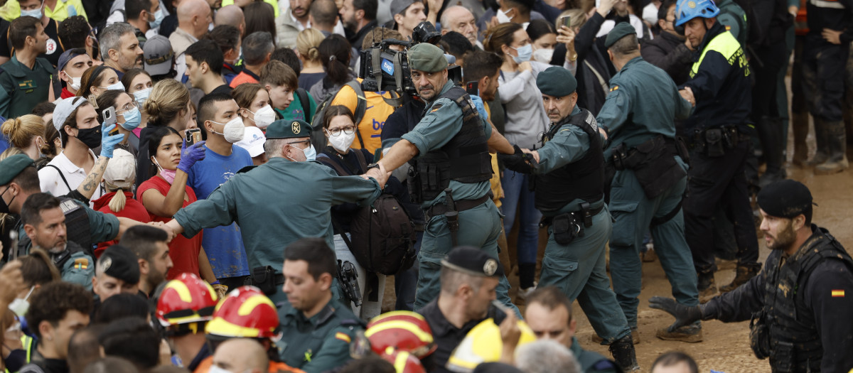 Guardias civiles hacen un cordón de seguridad en torno a las autoridades