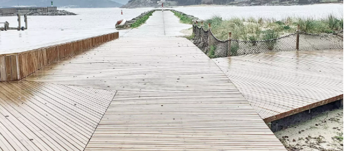 Pasarelas en el borde portuario del proyecto premiado