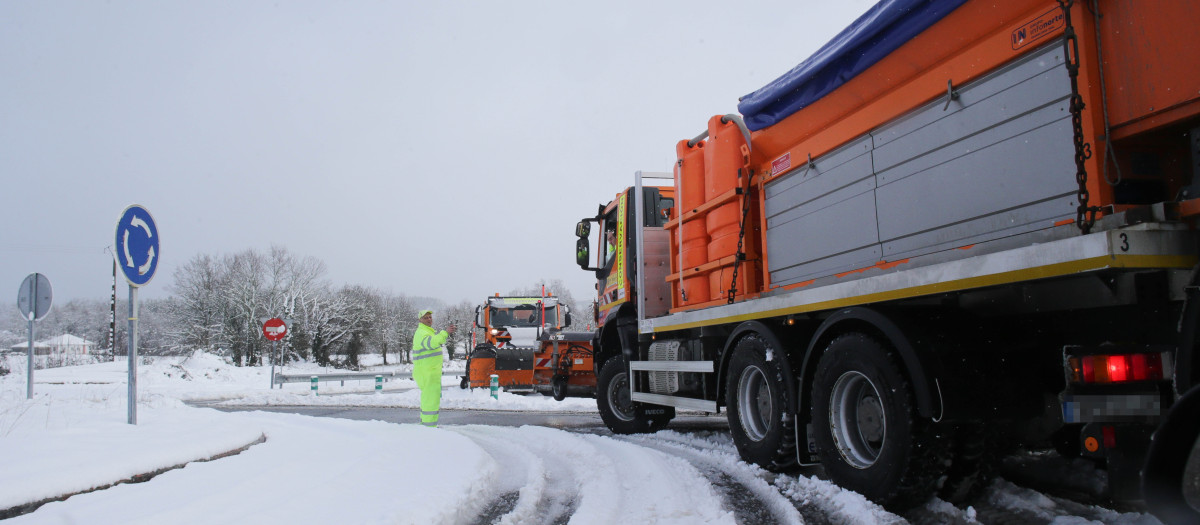 Foto de Archivo de dos máquinas quitanieves pasando por una carretera cubierta de nieve