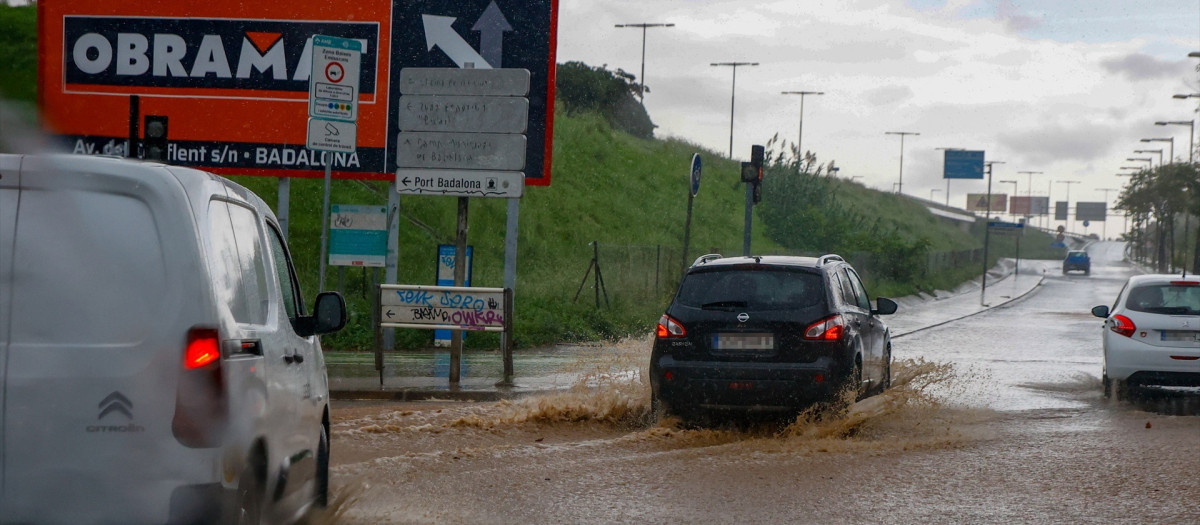 Vehículos circulan por la lluvia, a 4 de noviembre de 2024, en Badalona, Barcelona, Cataluña (España). El aeropuerto ha desviado 12 vuelos por las lluvias. El Servei Meteorològic de Catalunya (SMC) ha emitido un aviso por tiempo violento en varias comarcas de Barcelona y Tarragona, incluido el Baix Llobregat, donde ha decretado un grado de peligro máximo.

Kike Rincón / Europa Press
04 NOVIEMBRE 2024;BARCELONA;AEROPUERTO;LLUVIAS;ALERTA
04/11/2024