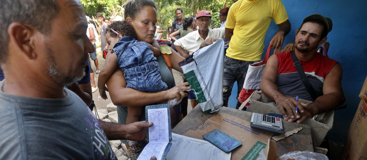 Una mujer recibe donaciones