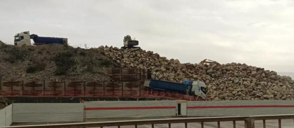 Los rellenos de Gibraltar avanzan sin que el Gobierno de Pedro Sánchez haga nada para evitarlo