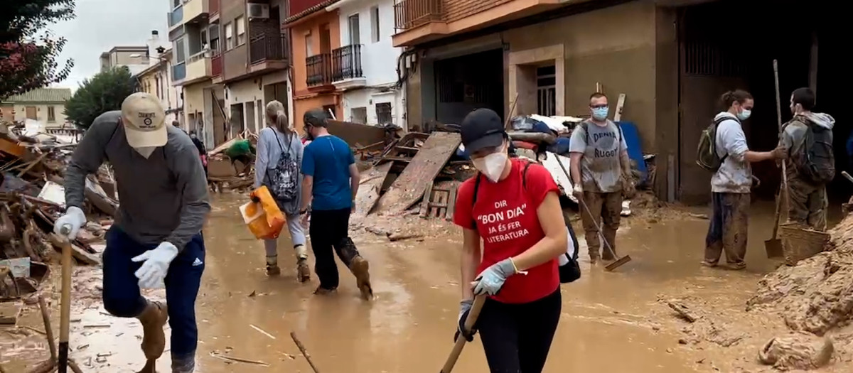 La ayuda llega a través del balcón a los vecinos atrapados una semana después de la DANA