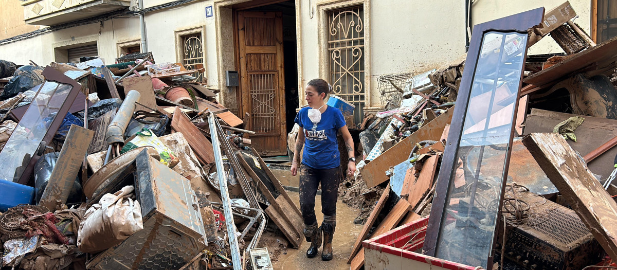 una mujer se hace paso entre el mobiliario