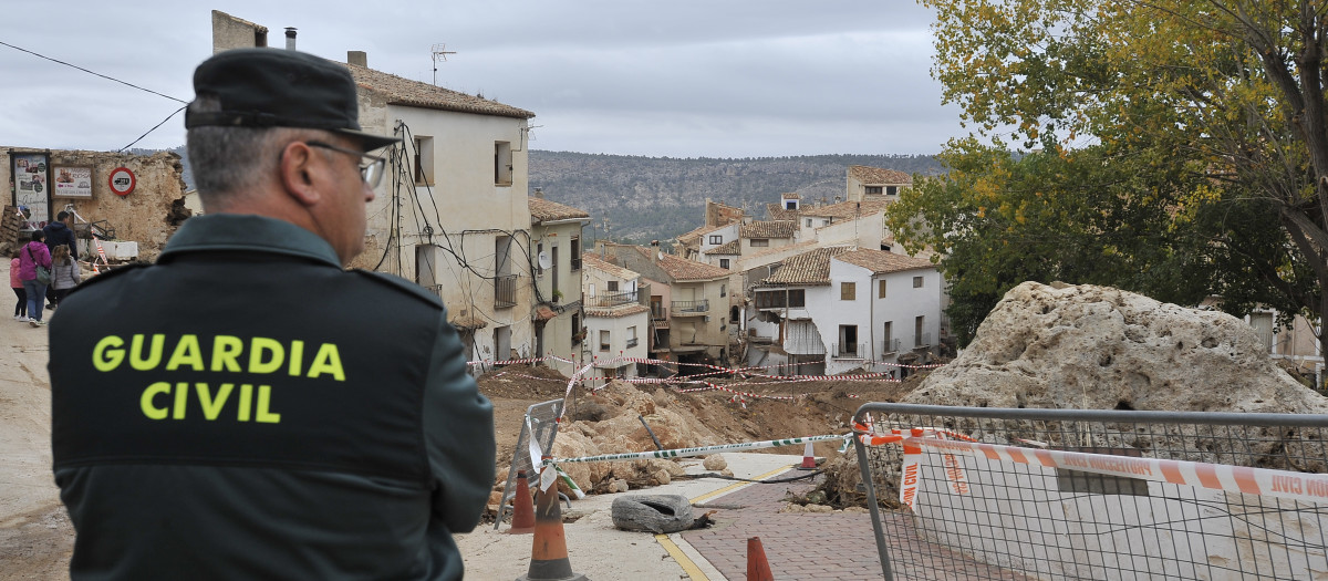 Un guardia civil vigila frente a la zona afectada por la riada en Letur