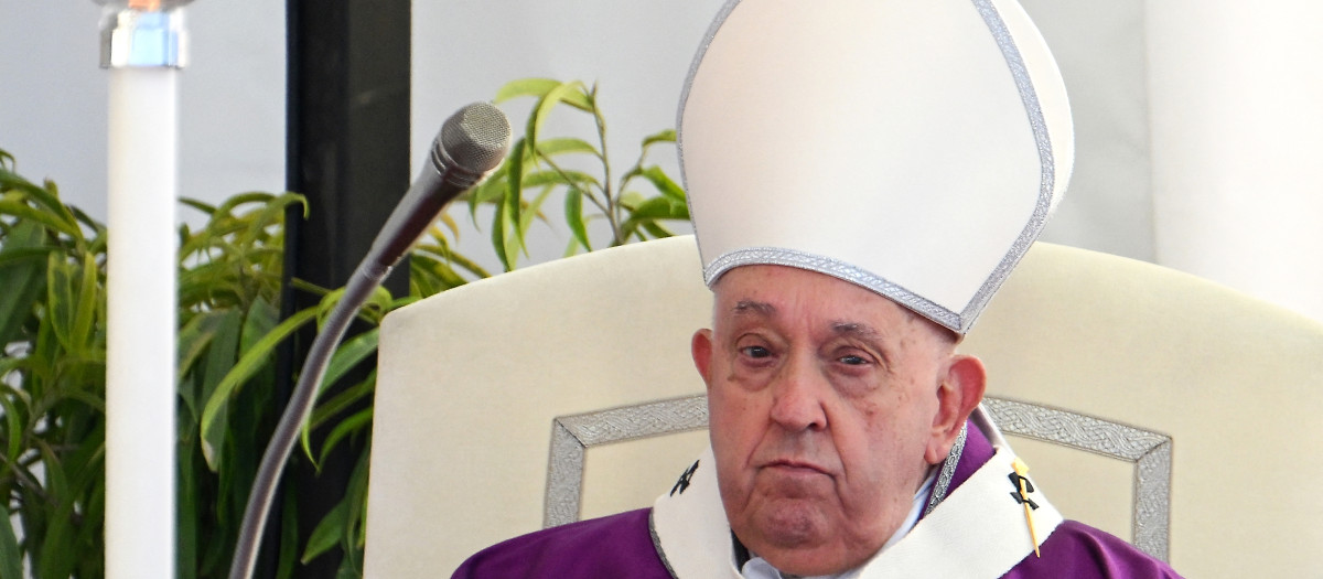 Pope Francis leads the All Souls' Day Papal Mass as part of the commemoration of all the faithful departed at the Laurentino cemetery in the south of Rome on November 2, 2024. (Photo by Alberto PIZZOLI / AFP)