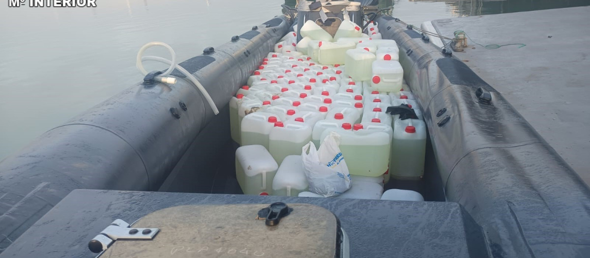 Petacas de gasolina incautadas por la Guardia Civil de Cádiz en la desembocadura del río Guadalquivir.

REMITIDA / HANDOUT por GUARDIA CIVIL
Fotografía remitida a medios de comunicación exclusivamente para ilustrar la noticia a la que hace referencia la imagen, y citando la procedencia de la imagen en la firma
05/11/2024