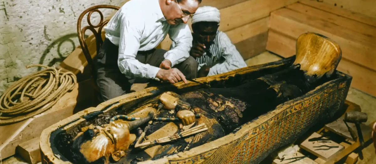 Howard Carter examinando el tercer ataúd de Tutankamón, el de oro macizo