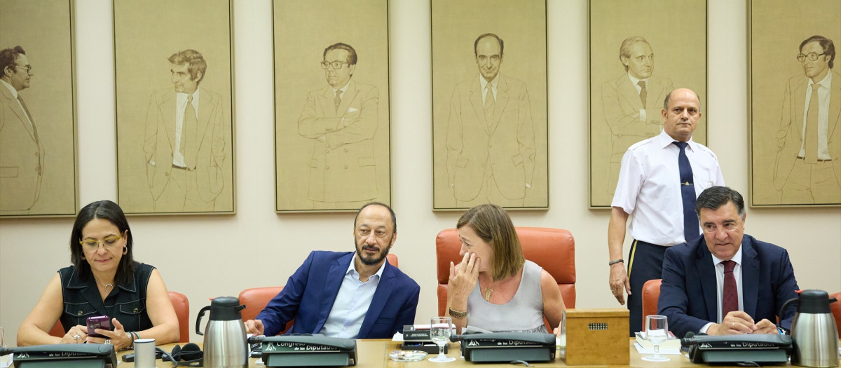 La vicepresidenta tercera de la Mesa del Congreso, Esther Gil de Reboleño; el vicepresidente del Congreso, Alfonso Rodríguez Gómez de Celis; la presidenta del Congreso, Francina Armengol, y el vicepresidente segundo de la Mesa, José Antonio Bermúdez